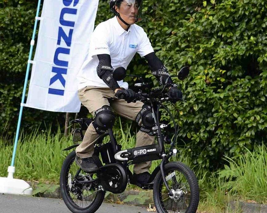 Электрический мопед с педалями от японского производителя. В четверг Suzuki Motor Corp. представила  складной электрический мопед e-PO / Авто и транспорт / iXBT Live
